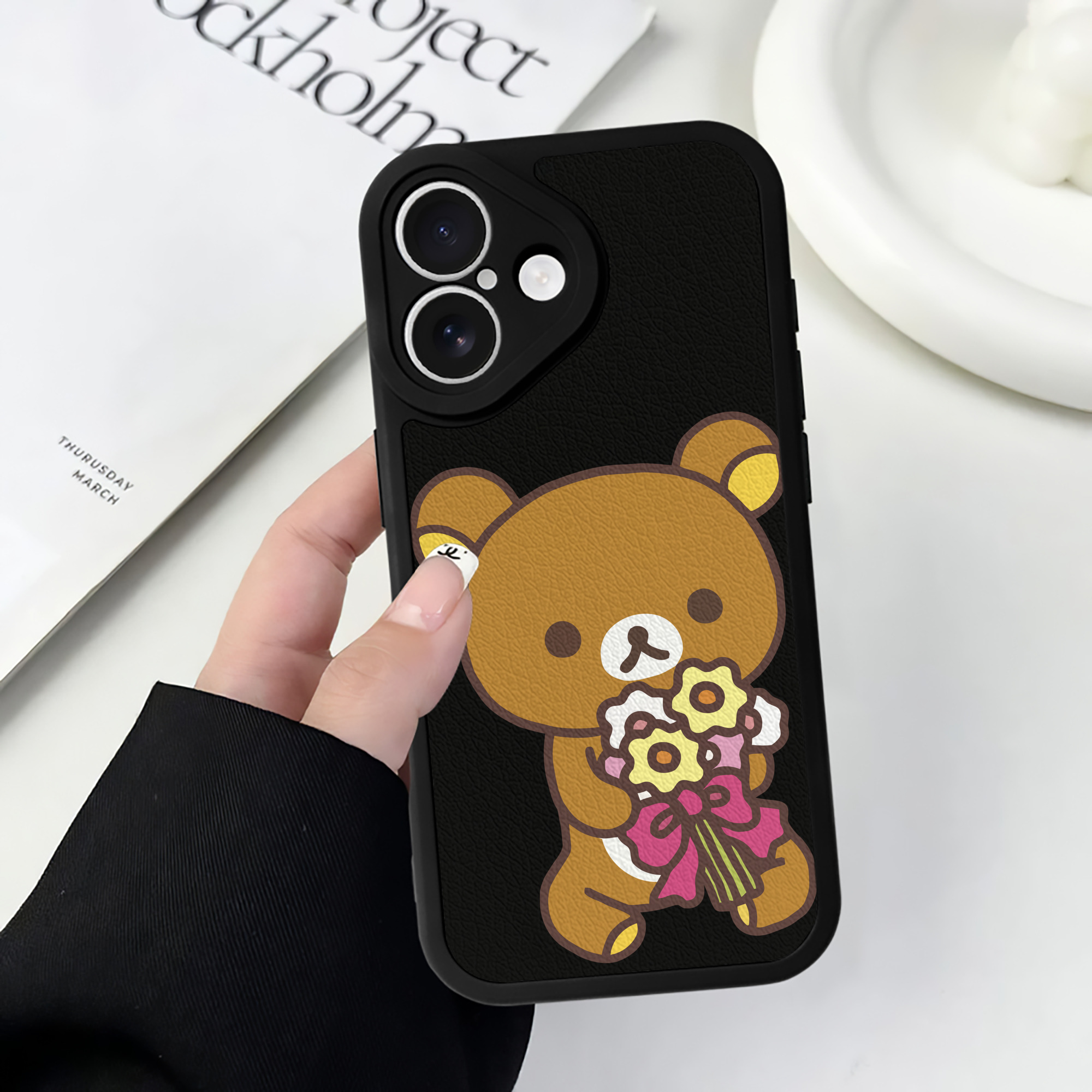 （画像用） リラックマ リラックマ キイロイトリ Rilakkuma Korilakkuma Kiiroitori 【iPhone 16シリーズ対応】シリコンスマホケース（レザー調） 材質：シリコン